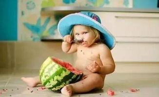 女幼童吃瓜,温馨提醒家长加强看护